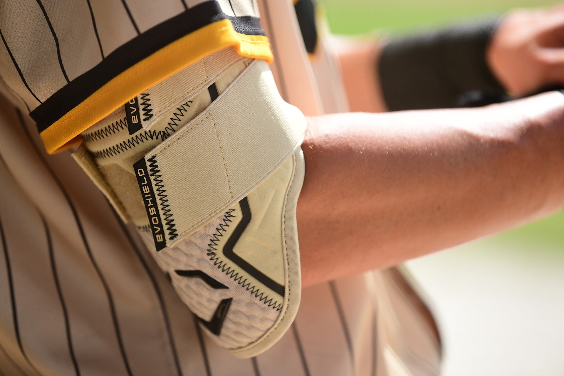 MEET THE PROSRZ™ 2.0 ELBOW GUARD LINEUP EvoShield
